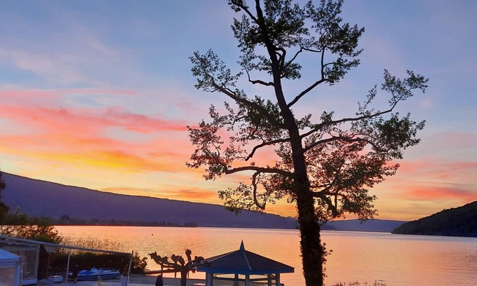 Duingt Apartamento | Exceptional location for this cosy studio with terrace ON THE LAKE