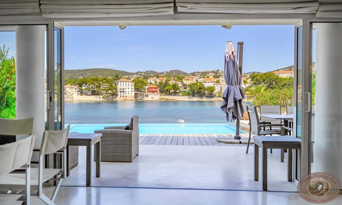Bandol Villa | EXCEPCIONAL villa de lujo, pies en el agua en la playa de Renecros