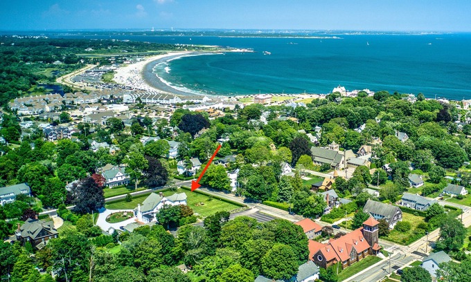 Narragansett Pier Casa | EXCEPTIONAL Narragansett Pier Historic Home