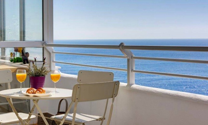 Torreguadiaro Apartamento | Excepcional vista al mar - pies en el agua.
