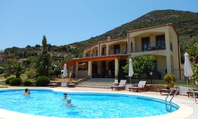 Tertenia Villa | Casa excepcional, 400m2, 15 personas, con piscina