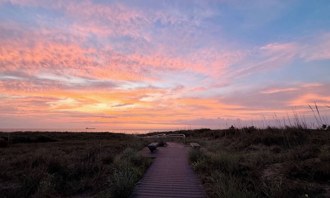 Northeast Virginia Beach Casa | Exceptionally clean cottage steps away to private beach!
