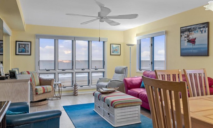 Pine Knoll Shores Condominio | Exceptionally Clean 3Br/3Ba Oceanfront Condo in the Heart of the Crystal Coast