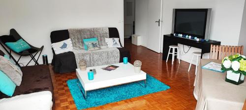 Rueil-Malmaison Apartamento | EXCEPTIONNEL "A NOUS PARIS" ! Spacieux - Calme - Balcon - Wifi - Netflix - Parking