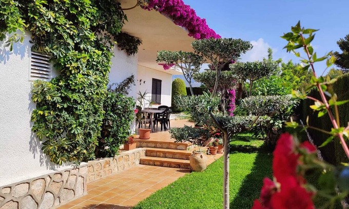L Almadrava Chalet De Esquí | Exclusiva villa con piscina, barbacoa y jardín: Disfruta de la estancia perfecta