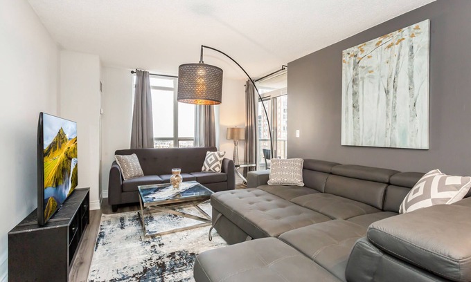 Downtown Mississauga Condominio | Exclusive 3BR+Den Condo steps from Square One Mall