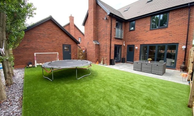 Atherstone Casa | Exclusive 5 Bed Family House in Country Village