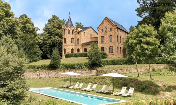 Sant Hilari Sacalm Villa | Retiro exclusivo en castillo rodeado de naturaleza – Cataluña