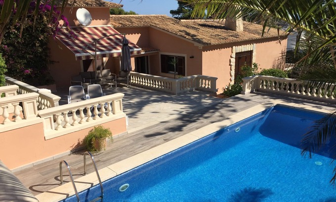 Provensals Villa | Chalet exclusivo en una posición panorámica con vistas al mar y una gran piscina