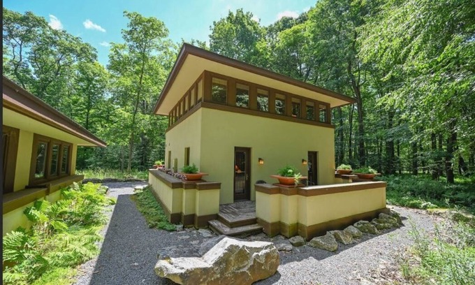Bittinger Casa | Exclusive FRANK LLOYD WRIGHT Inspired “Prairie Style” Mountain Retreat