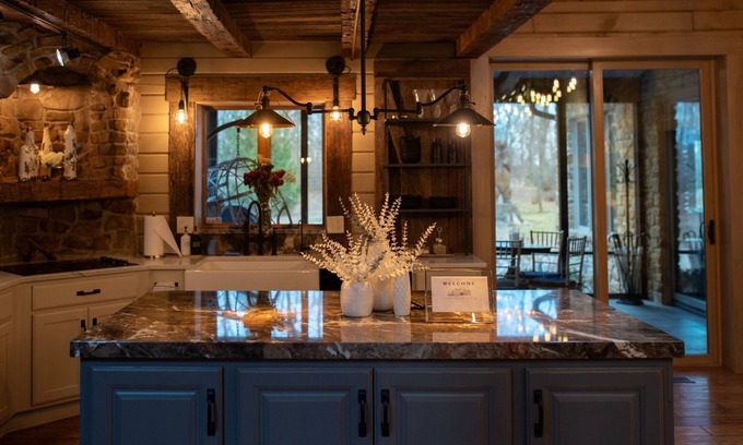 Fishers Cabina | Exclusive Gated Luxury Lodge Retreat Estate +Rec Barn in Hamilton County 10 acre