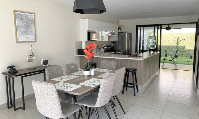 Nuevo Cuscatlan Casa | San Salvador, El Salvador - Moderna, lujosa y privada casa de pueblo