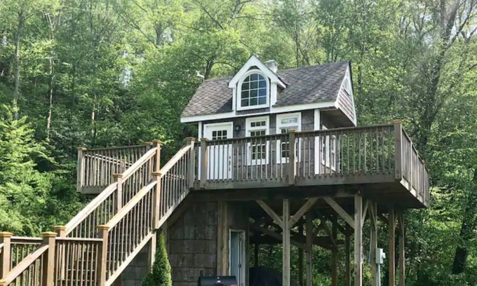 Fletcher Casa | Exclusive Heated Treehouse; 15 min to Asheville!