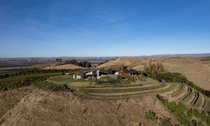 Raukawa Cabina | Exclusive hilltop retreat in the heart of Hawke's Bay -walk to the wineries!
