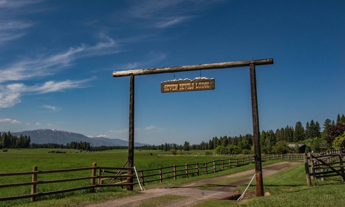 Adams County Cabina | Exclusive Mountain Grandeur! Back door to the Seven Devils Mountain range
