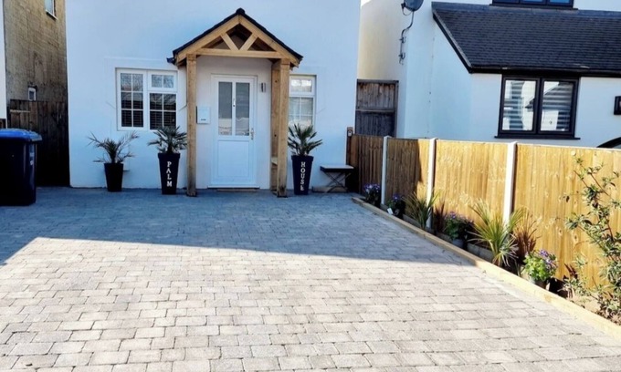 Runnymede Casa | Exclusive Palm House, Nature, Amenities, Garden