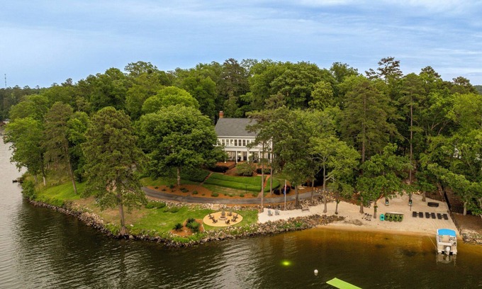 Chapin Casa | Exclusive Peninsula Retreat on Lake Murray – Beach, Fire Pit & Stunning Sunsets