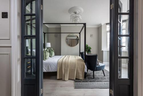 Olton Casa | Exclusive Premium Large Solihull House - The Chapters - NEC Sleeps 9