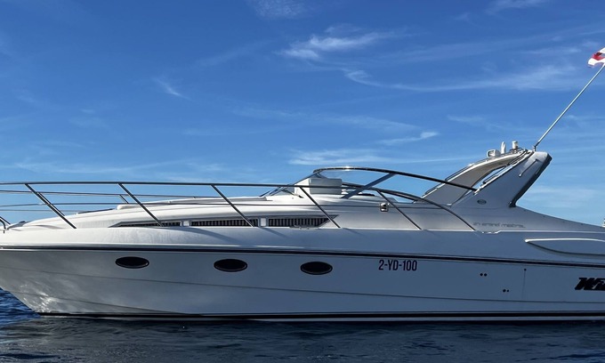 Le Suquet Alquiler De Eote | Exclusive stay on a yacht in the old harbour in the center of Cannes