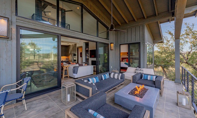 Point Pedernales Casa | Secluded Luxury at Lola's Lakefront: Treehouse, Fireplace, Decks & Pickleball