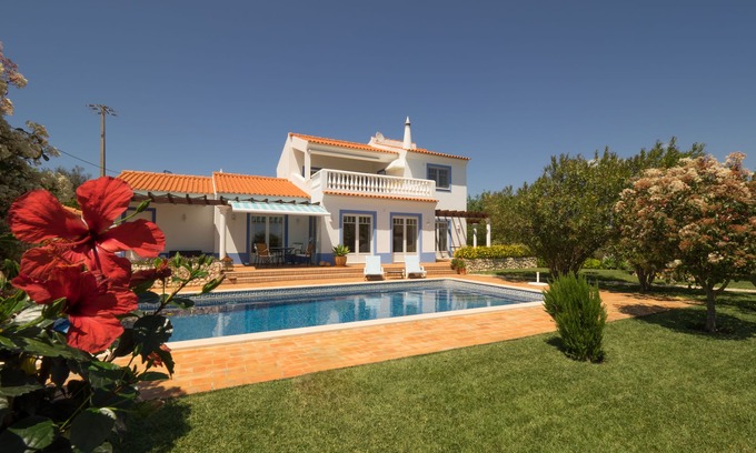 Meia Praia Villa | Exclusiva villa vacacional con vista al mar y piscina climatizada.