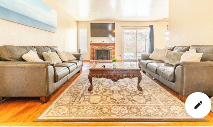 La Presa Casa | Exclusive Villa de Wales in Quiet Neighborhood