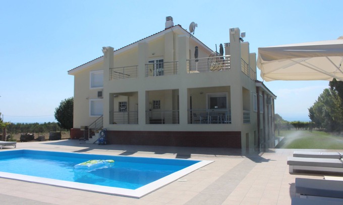 Thermaikos Villa | Exclusiva casa + piscina, a 650 m del mar con vistas al mar Egeo + Oly