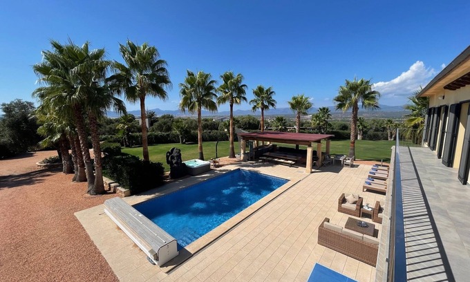 Llevant Casa | Elegante, muy grande villa con piscina y jacuzzi, a 15 minutos de Palma