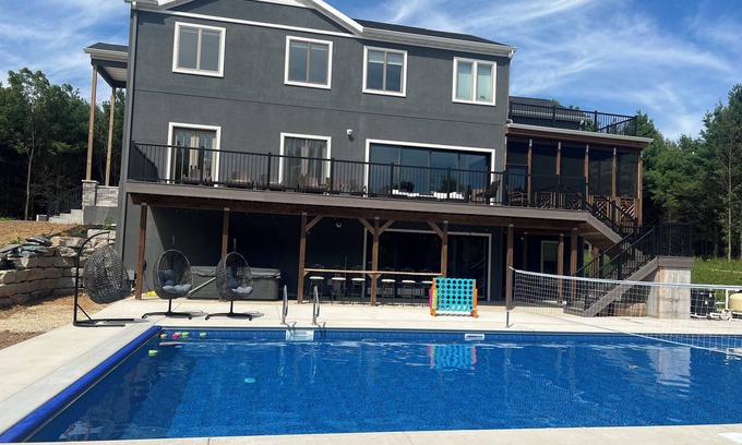 Portage Casa | Exec Retreat 6 King/1 Queen /2.5 Bath. Huge Pool; 13 acres