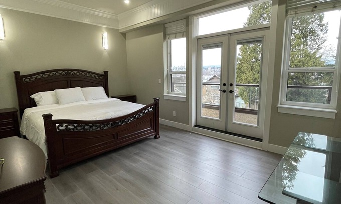 Surrey Casa | Executive 2 bedroom suite with panoramic views + Kitchen + near Surrey Central
