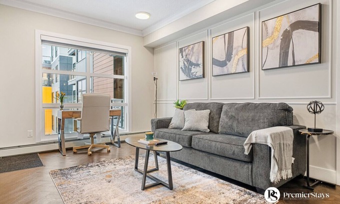 Currie Barracks Condominio | Executive 2BR Suite near MRU & Downtown /w Parking