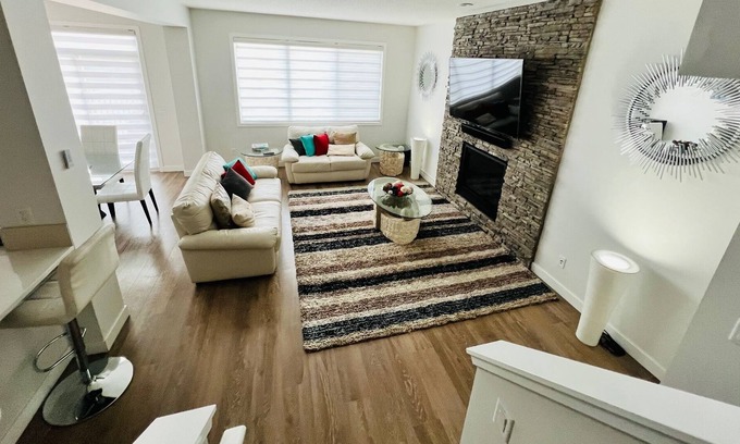 Airdrie Casa | Executive 3 Bedroom Duplex in Airdrie close to YYC Airport!