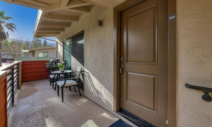 Alamo Apartamento | Executive Apartment in Quaint Bay Area Village
