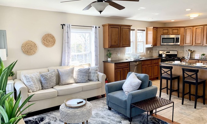Montclair Apartamento | Executive Apt, a short walk to NYC train. King Bed. Free Parking. Central AC.