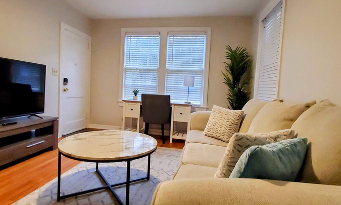 Avondale Apartamento | Executive Apt- Steps To The Beautiful Downtown Avondale, Parks, & More!