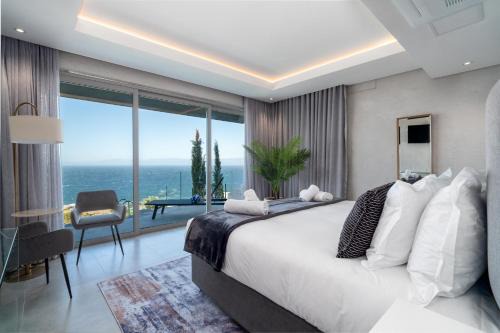 Froggy Farm Cama Y Desayuno | Executive Boulders Beach Suite with Ocean Views