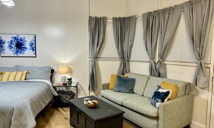 Downtown Honolulu Apartamento | Executive Center Studio with Kitchenette, secure building pool, FREE PARKING