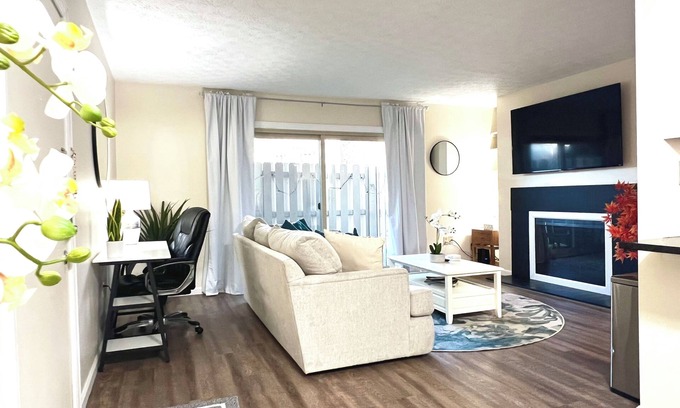 Vandalia Condominio | Executive Condo: King primary en-suite! A part of the Uptown Collective Suites