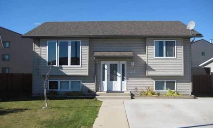 Bonnyville Casa | Executive furnished split level house