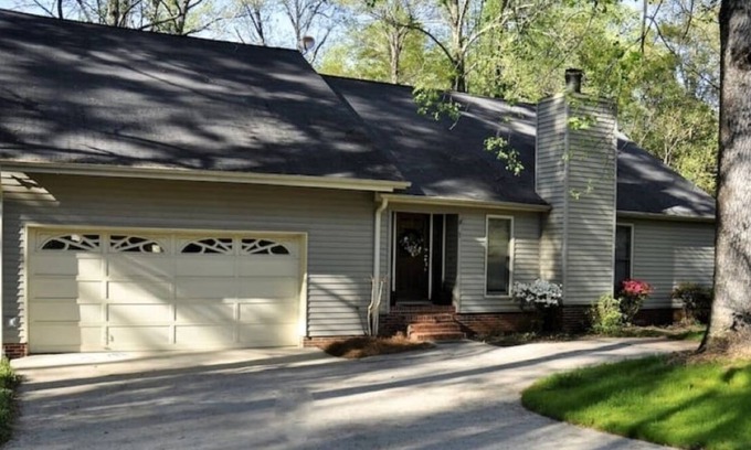 Greenville Casa | Ejecutivo minutos casa al centro de Greenville, GHS, Swamp Rabbit Trail duerme 10