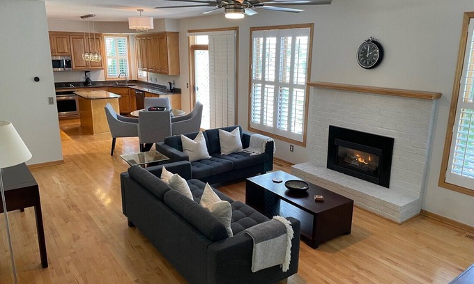 Eagan Casa | Executive home nearby Twin Cities, MOA, MSP airport, etc.
