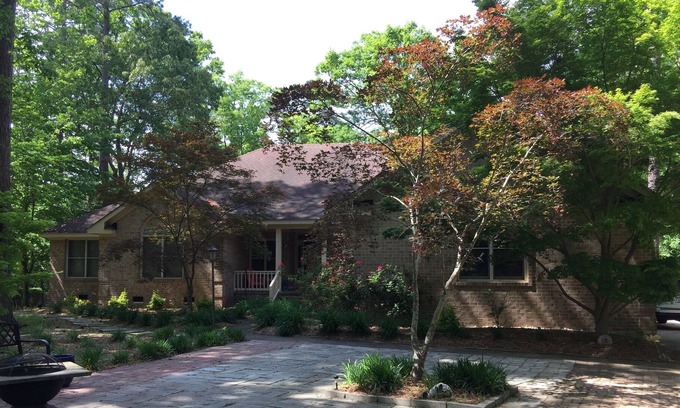 Northeast Virginia Beach Condominio | Casa ejecutiva en el lago!