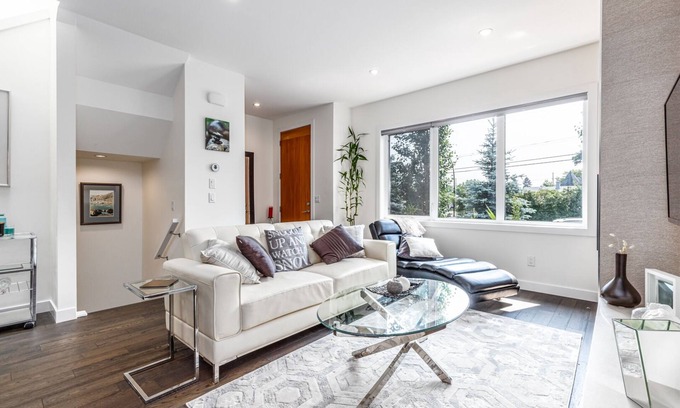 Kensington Casa | Executive Home, Trendy Kensington near Downtown