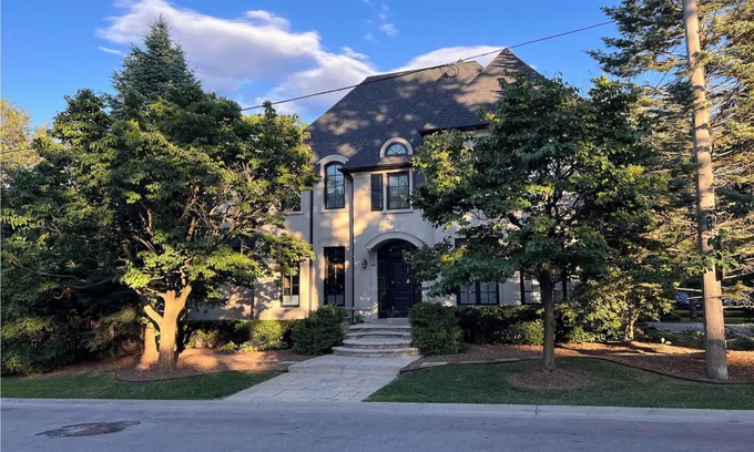 North York Casa | Executive Home With Luxury Amenities and Large Private Yard
