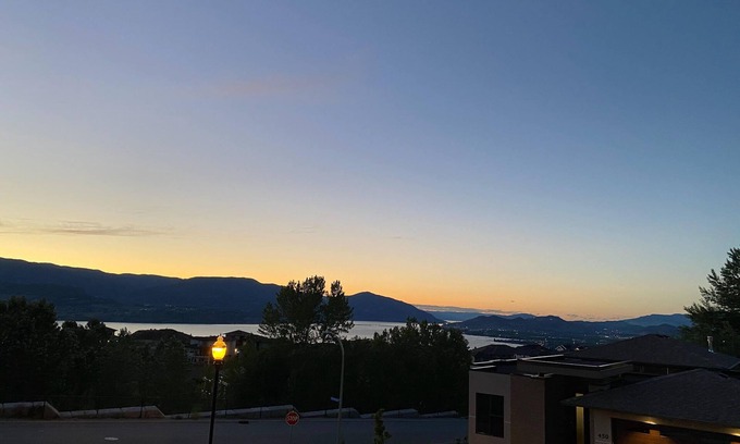 Southwest Mission Casa | Executive Home with Stunning Lake & Mountain Views – Perfect for Professionals