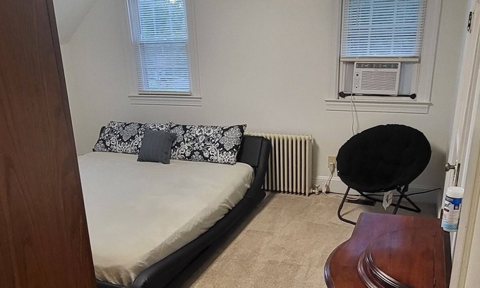 Glen Burnie Cama Y Desayuno | Executive King Suite/ Entire House