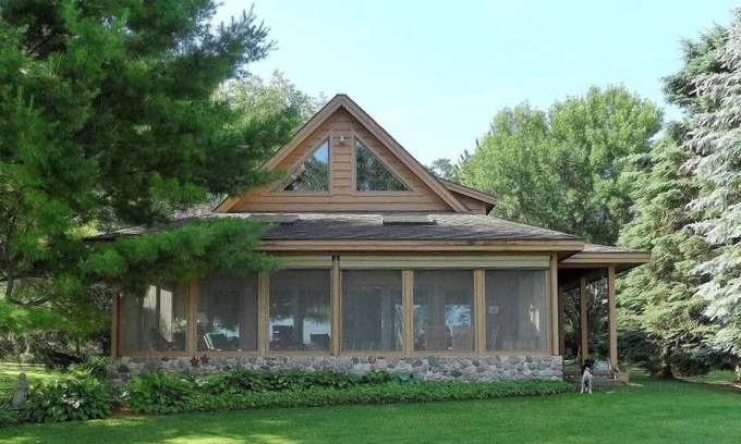 Markesan Cabina | Executive lake front home sleeps 12- Amazing Views and Amenities