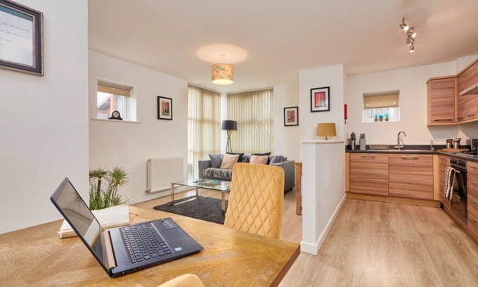 Wilford Apartamento | Executive large Apt. w/balcony, parking & Netflix
