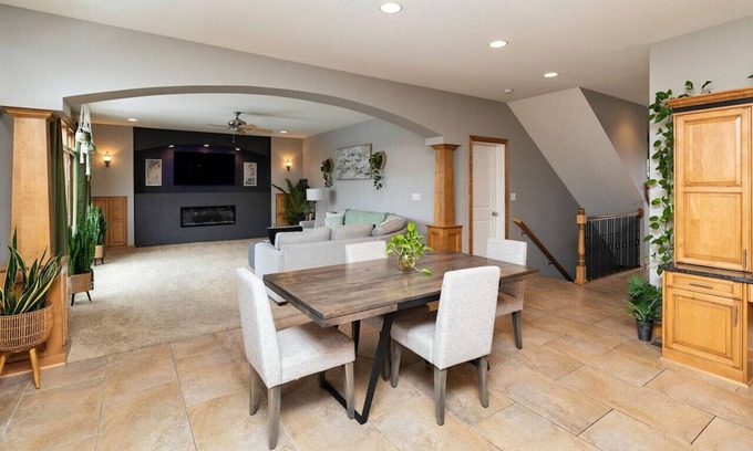 West Des Moines Casa | Executive Living 2min to Jordan Creek 6 bed/5 bath near Jordan Creek Mall!