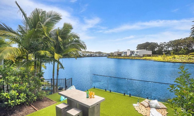 Maroochydore Casa | Executive, modern waterfront house